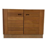 Low buffet with horizontal fronts and recessed handles in the spirit of the Regain house.
