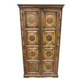 Armoire en bois sculpté et métal repoussé – Inspiration indienne – XXᵉ sièc
