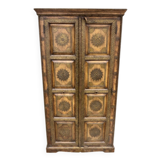 Carved wooden wardrobe and embossed metal – Indian inspiration – 20th century