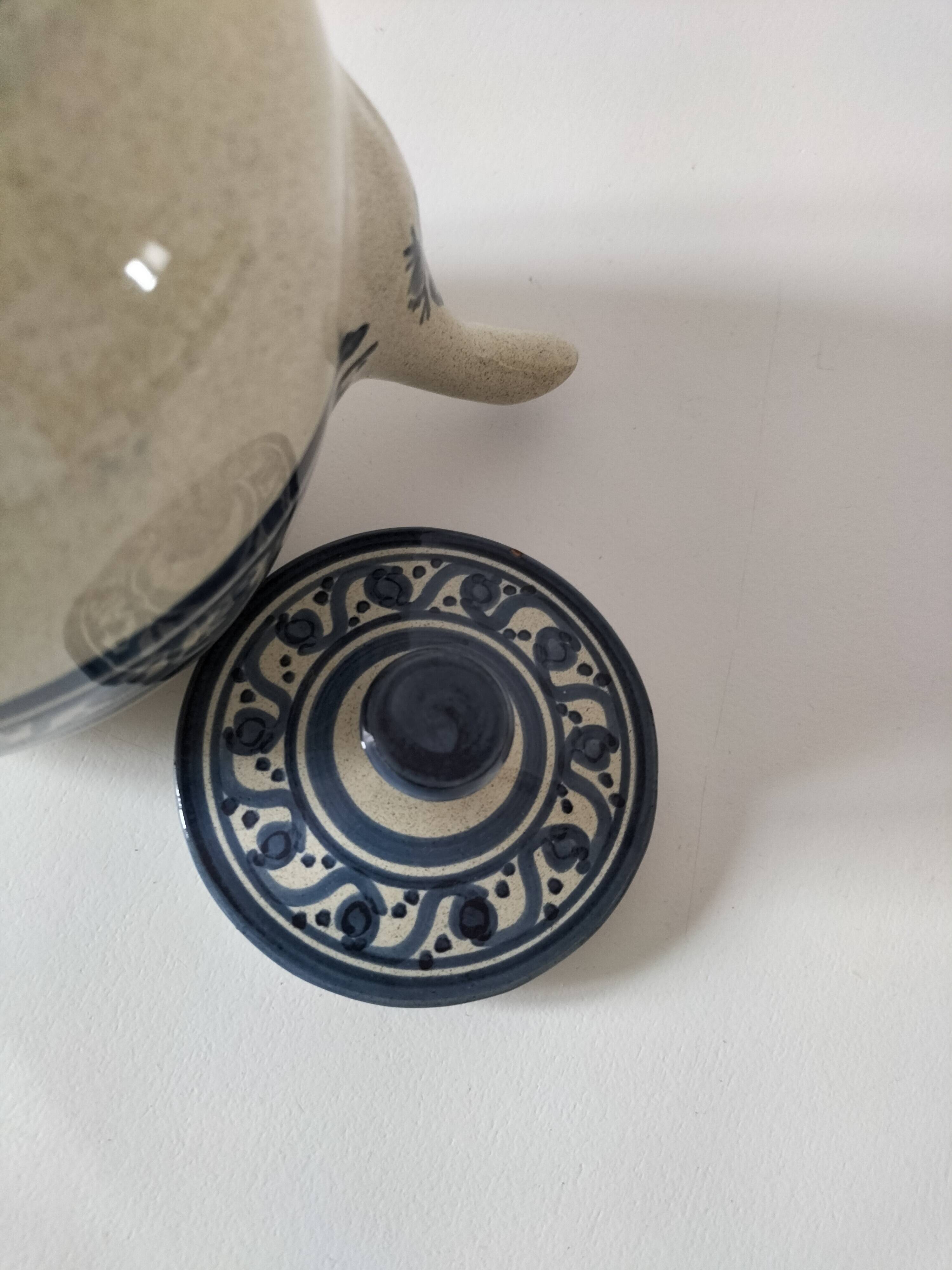 Théière artisanale grès beige moucheté et décor bleu