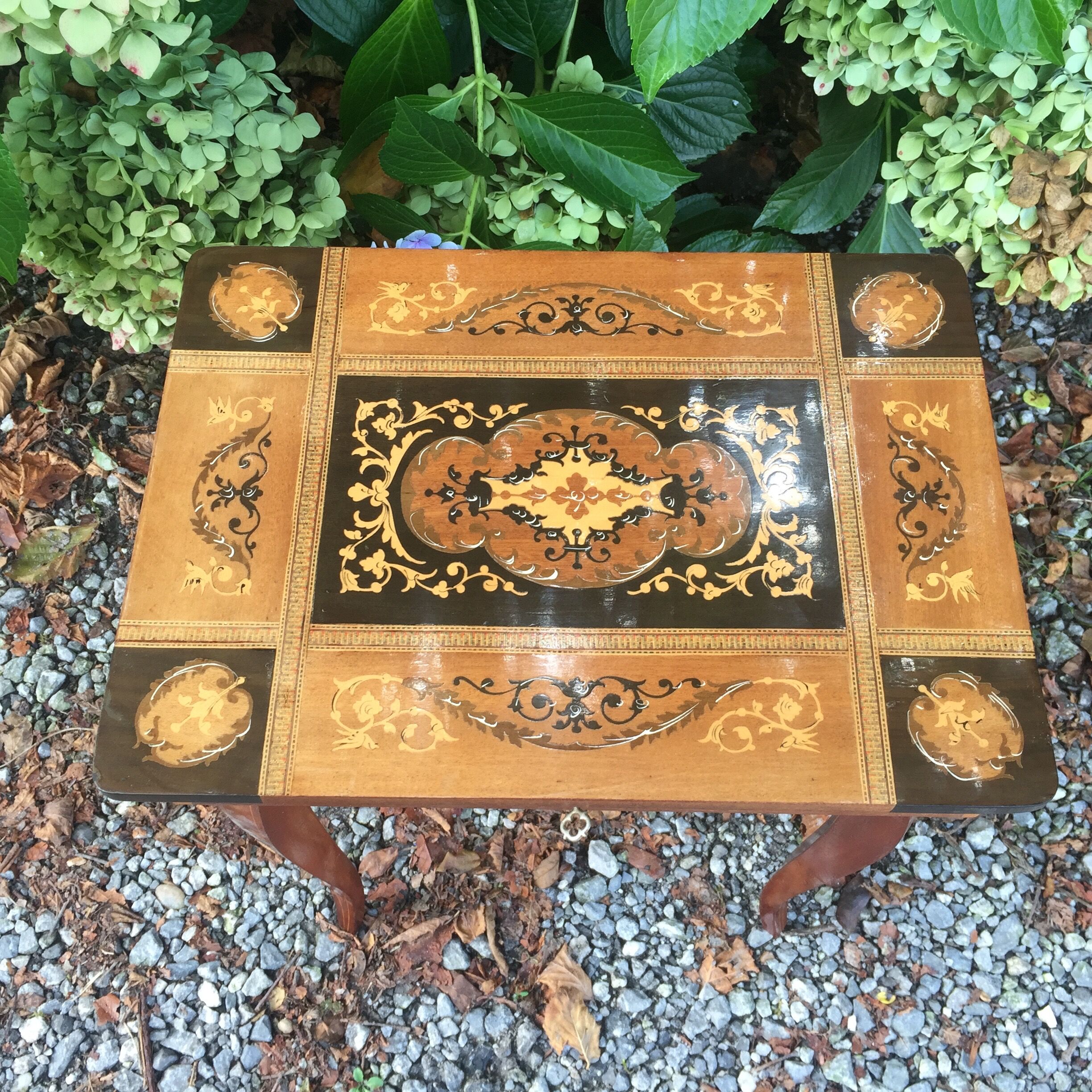 TABLE CIGAR BOX OR INMEANED JEWELRY
