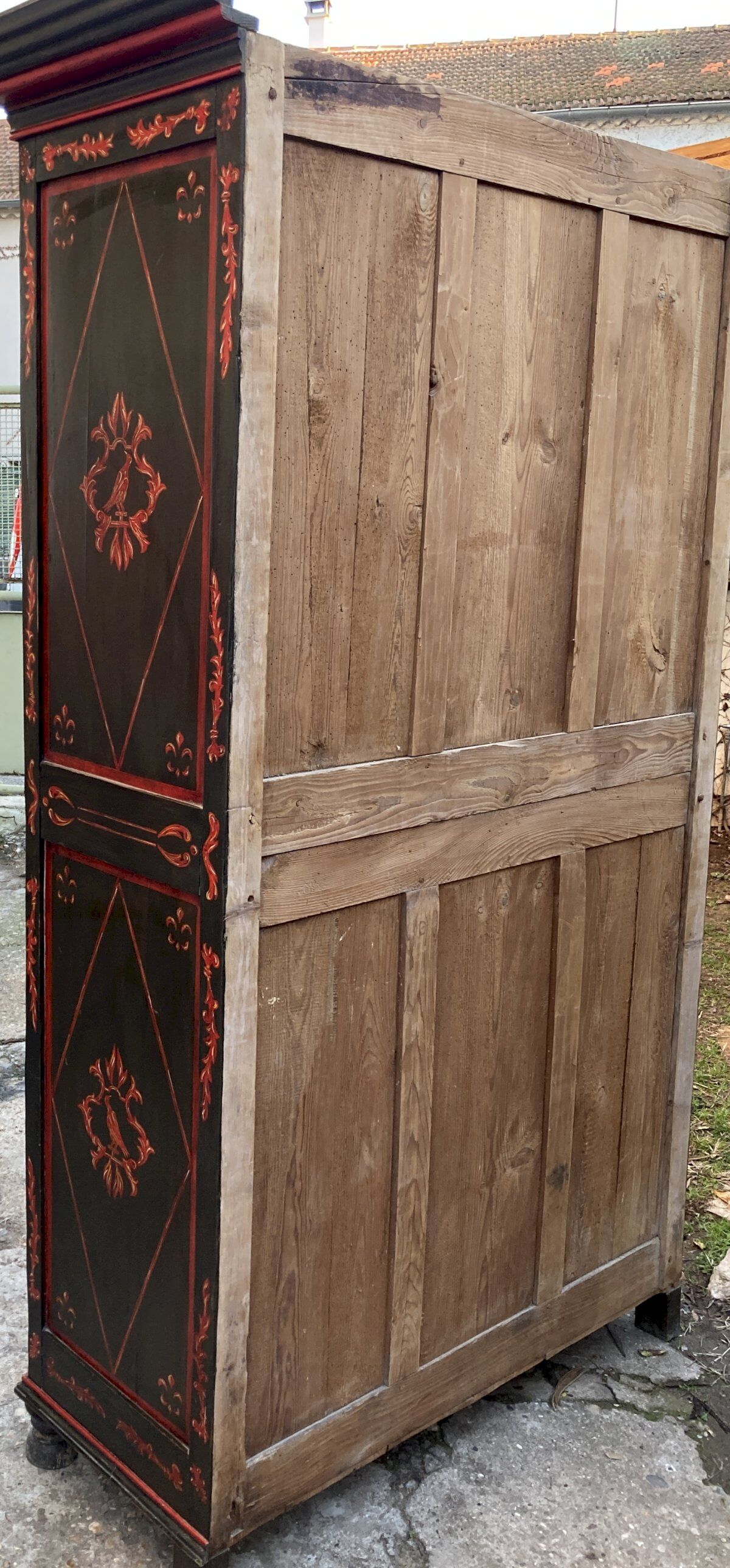 Armoire ancienne peinte à décor de scènes orientales