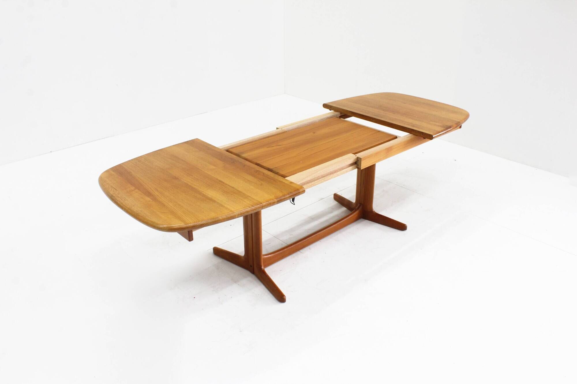 Table à manger ovale extensible vintage danoise en teck massif des années 1960