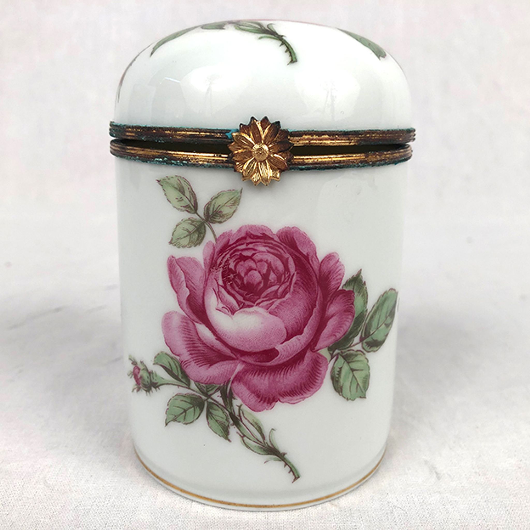 Porcelain box with lid, decorated with roses. Limoges, Singer circa 1950