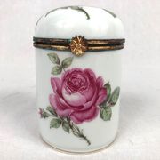 Porcelain box with lid, decorated with roses. Limoges, Singer circa 1950