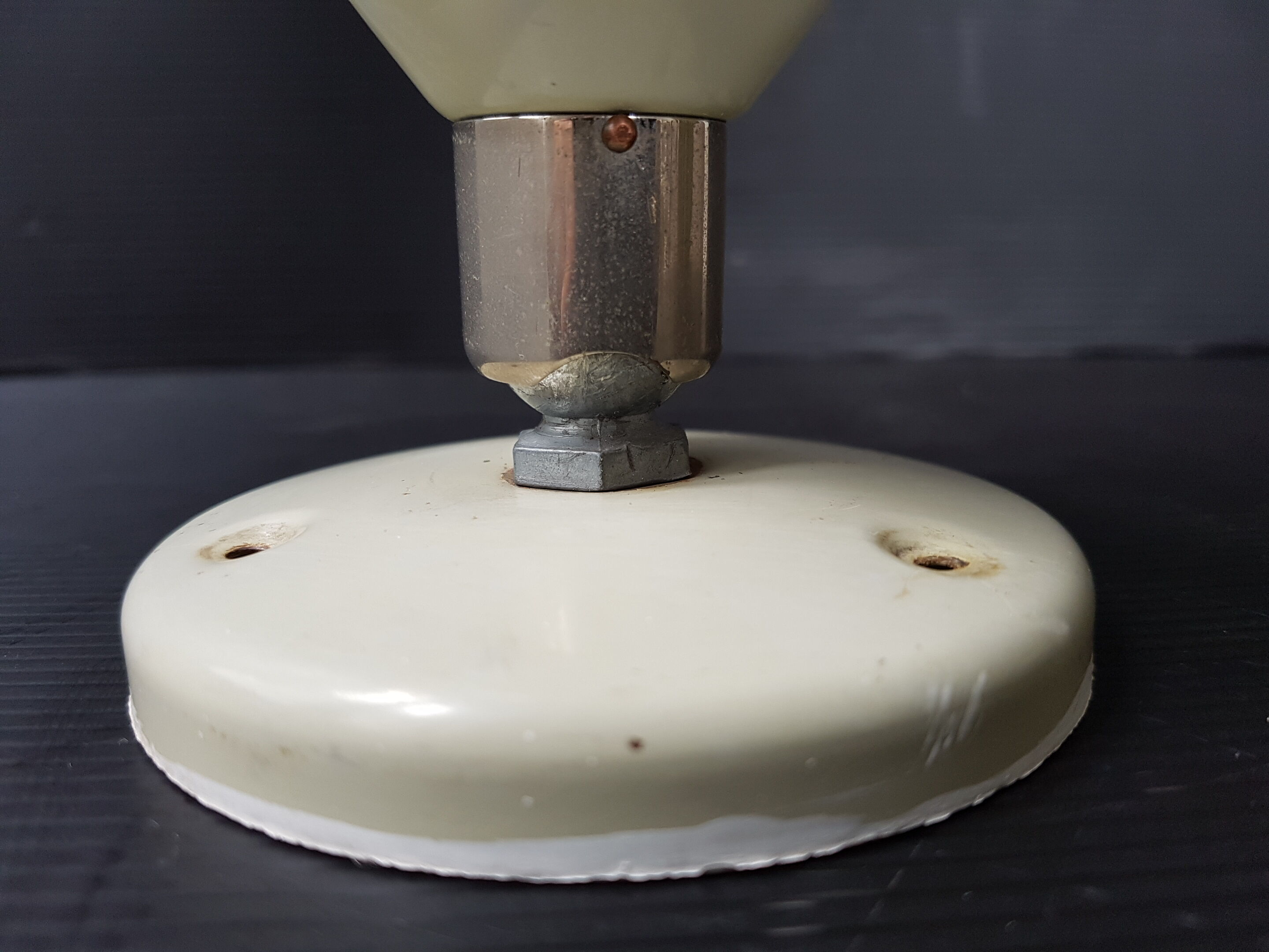 Spot 50 years beige metal