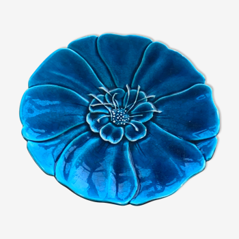 Cut, flat, large plate in the shape of corolla of blue flowers in glazed ceramic slurry vi
