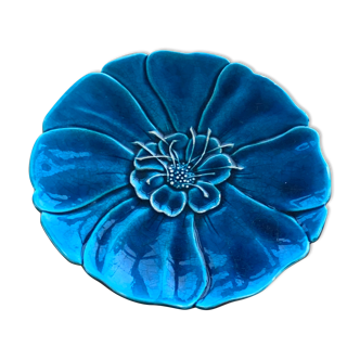 Cut, flat, large plate in the shape of corolla of blue flowers in glazed ceramic slurry vi