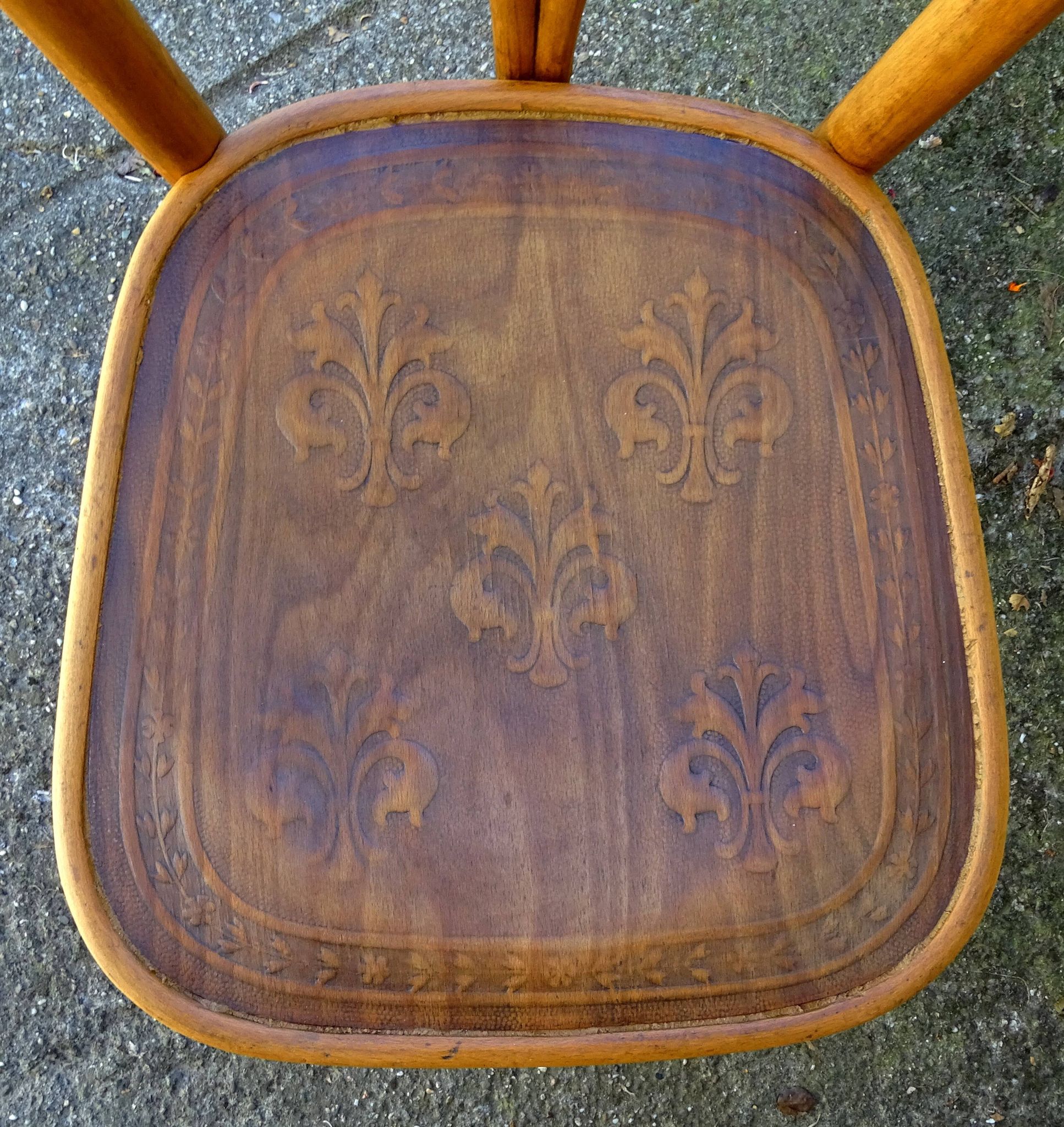 2 bistro chairs from 1905 by KOHN No. 187, wooden seats with 5 fleur-de-lis motifs