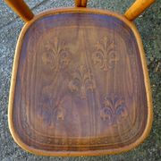 2 bistro chairs from 1905 by KOHN No. 187, wooden seats with 5 fleur-de-lis motifs