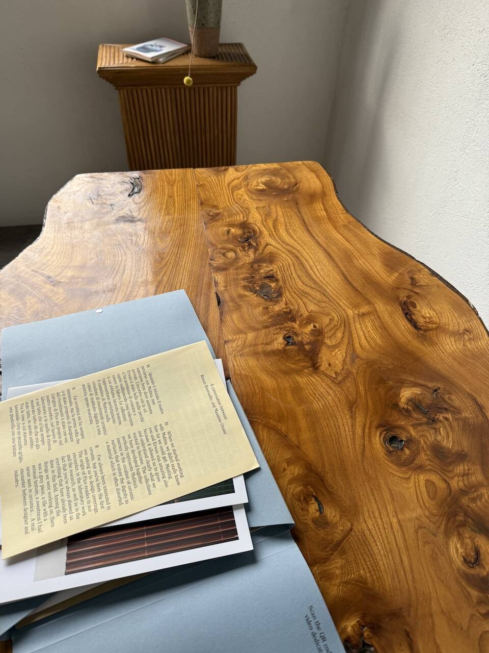 Table artisanale en orme massif, art populaire