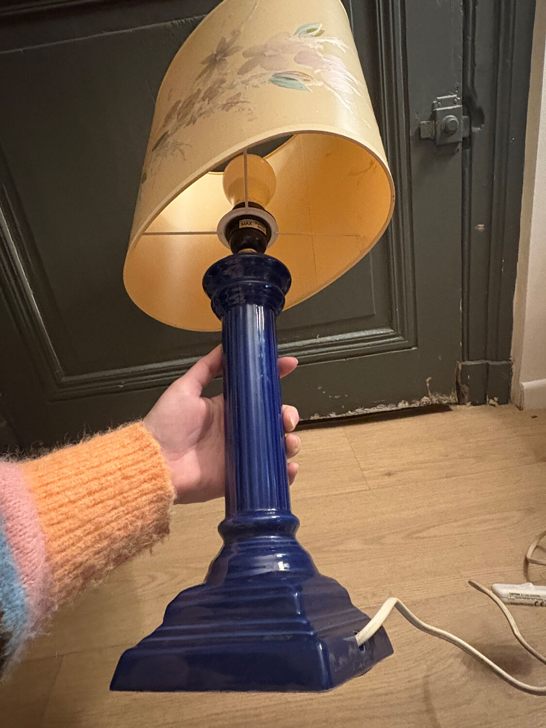 Corinthian column lamp base in blue with a lampshade of dried flowers.