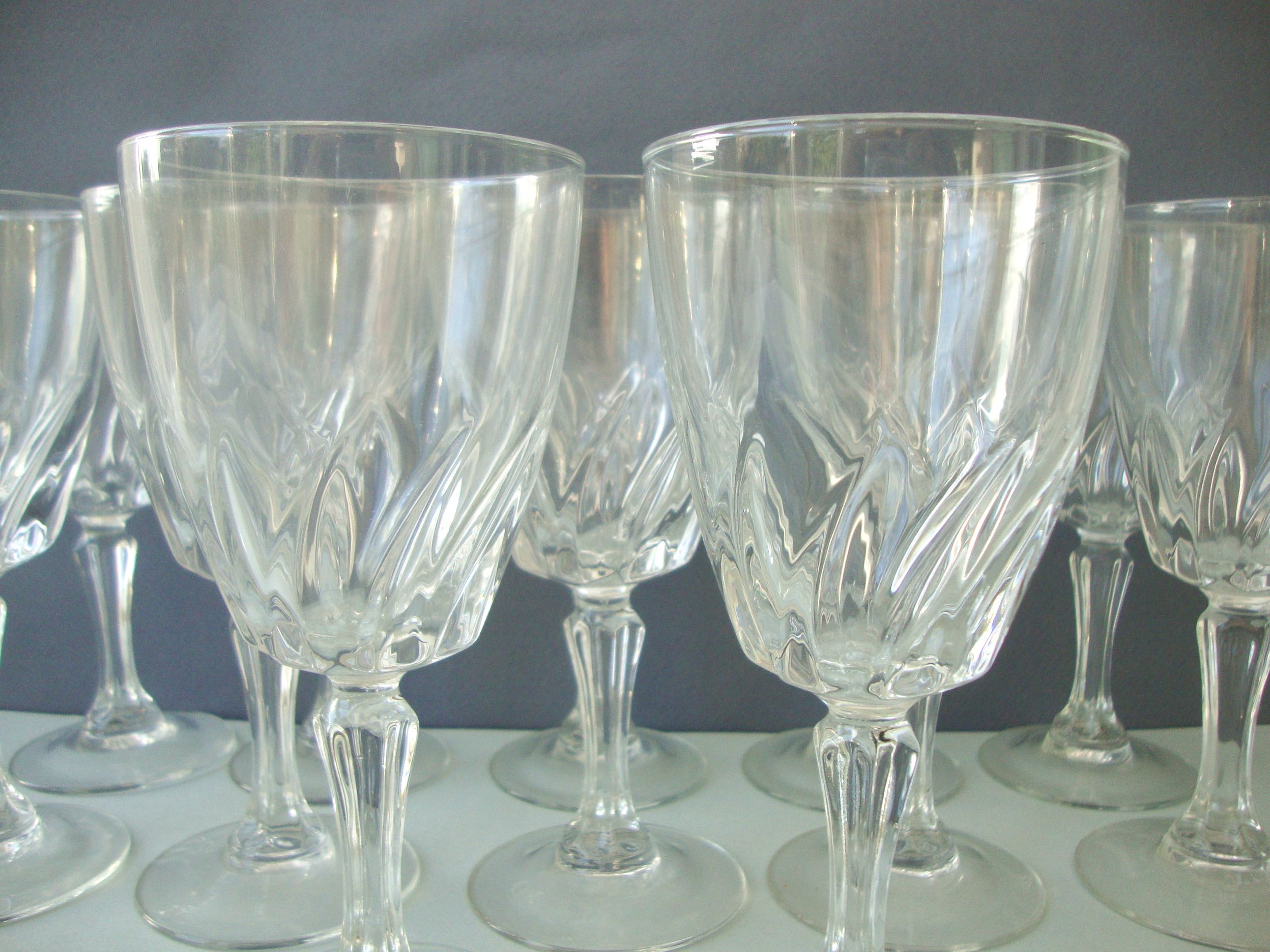 Suite of 12 glasses of wine 60s