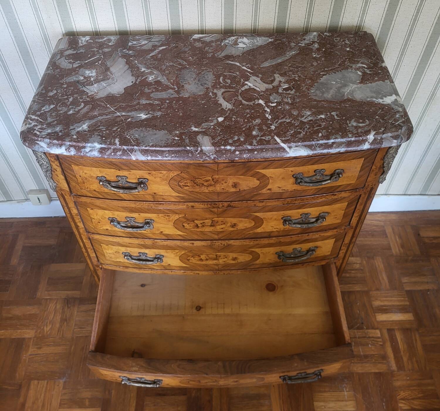 Chest of drawers with 4 drawers in Louis XV style
