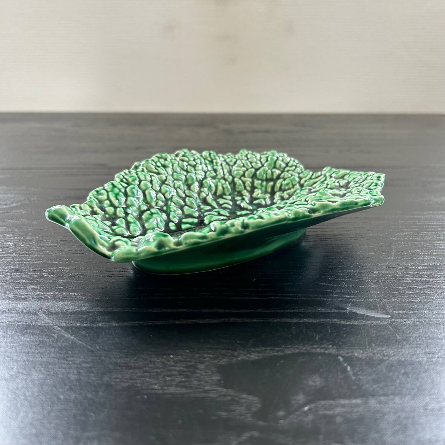 Plat feuille de choux en barbotine