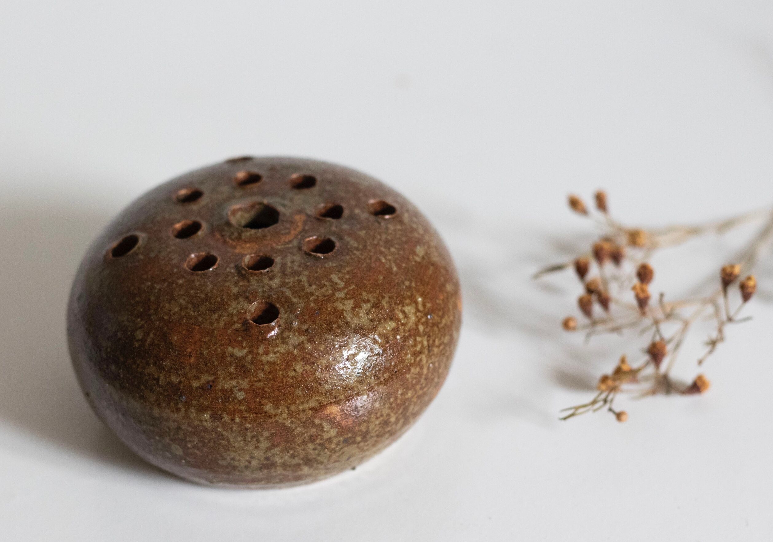 Pique flowers in stoneware signed Guy Baudat