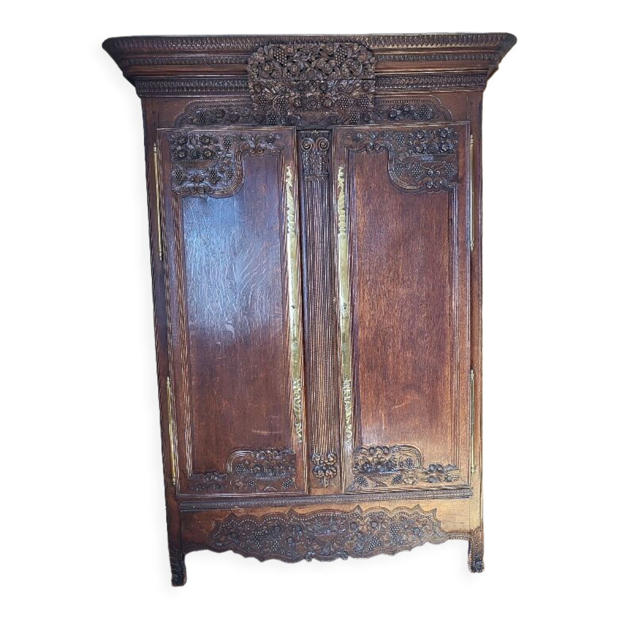 Armoire en chene sculptee du xviii ème siecle