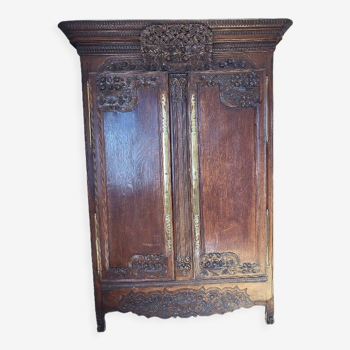 Armoire en chene sculptee du xviii ème siecle