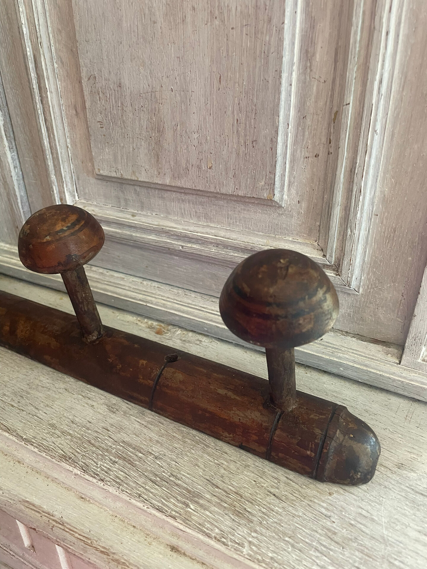 Wall-mounted wooden coat rack with 6 hooks