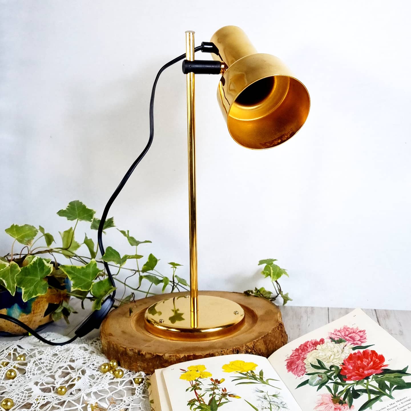 Adjustable lamp in gilded metal wooden base