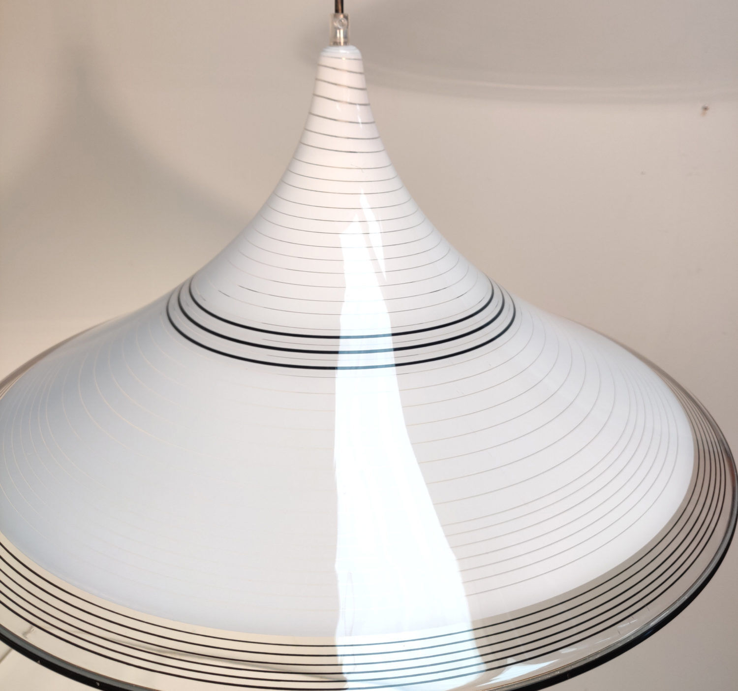 Chapeau de sorcière noir et blanc années 70