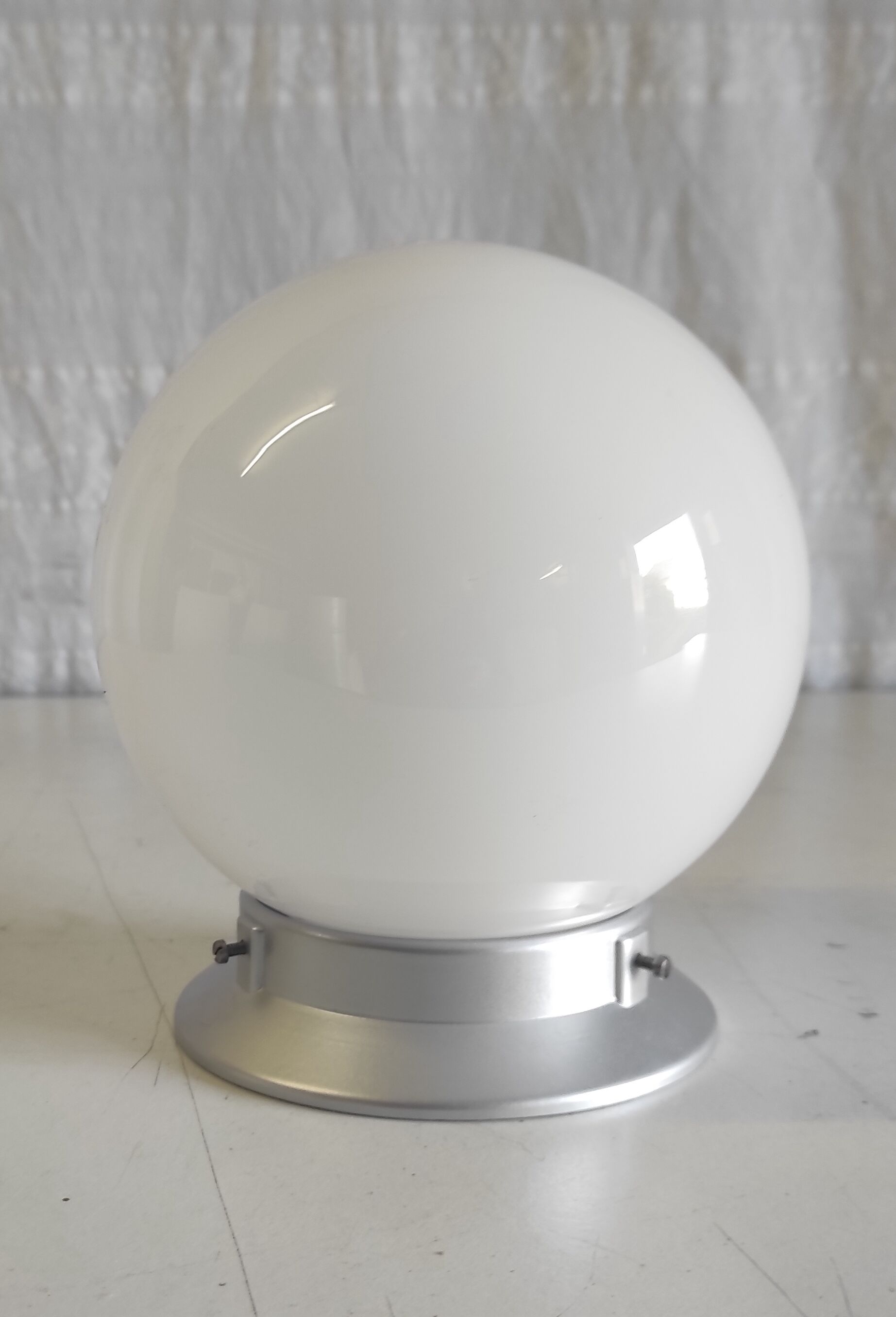 Plafonnier en bakélite et globe opaline blanc, années 50/60