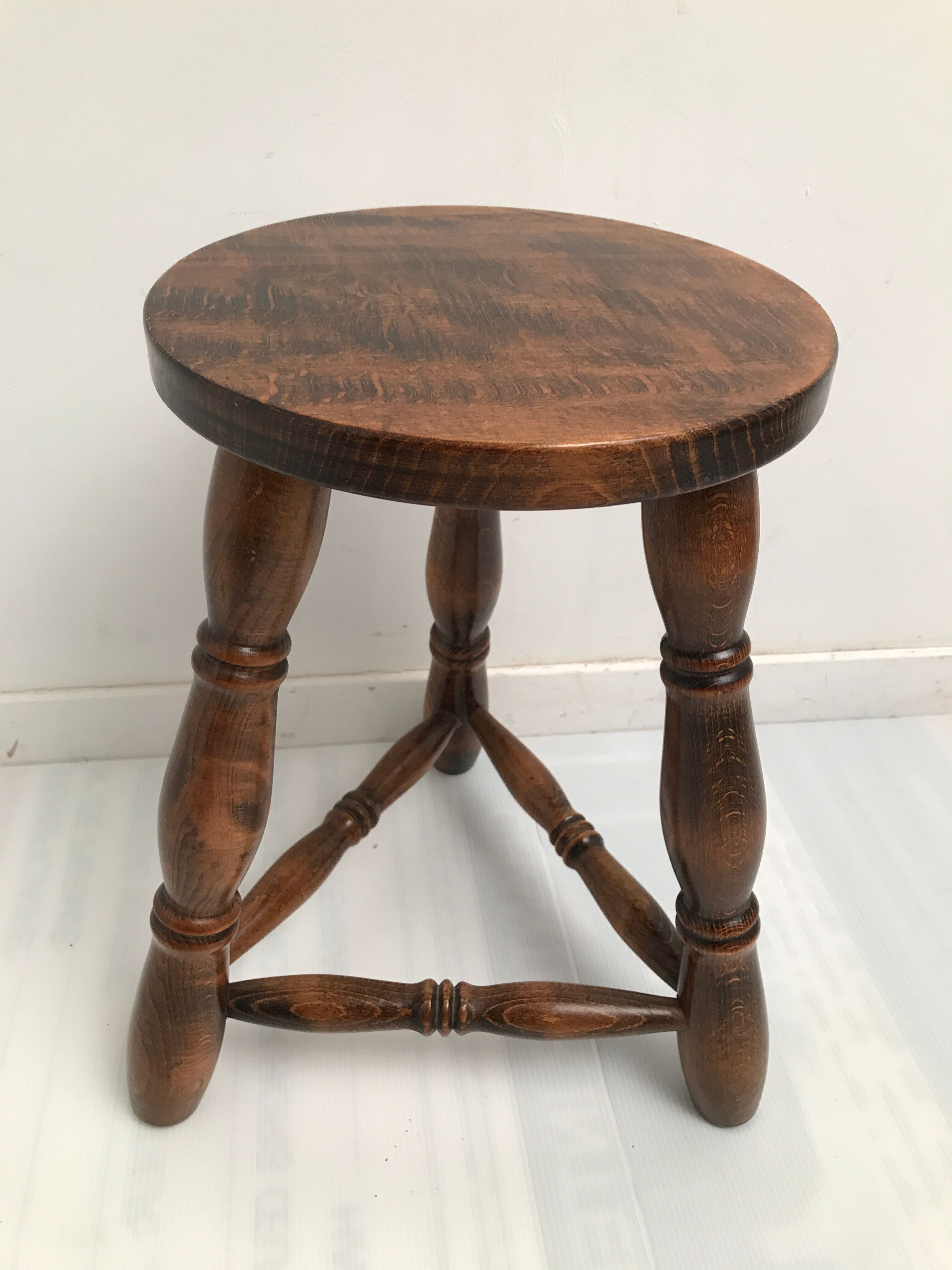 Tabouret en boispied tripode