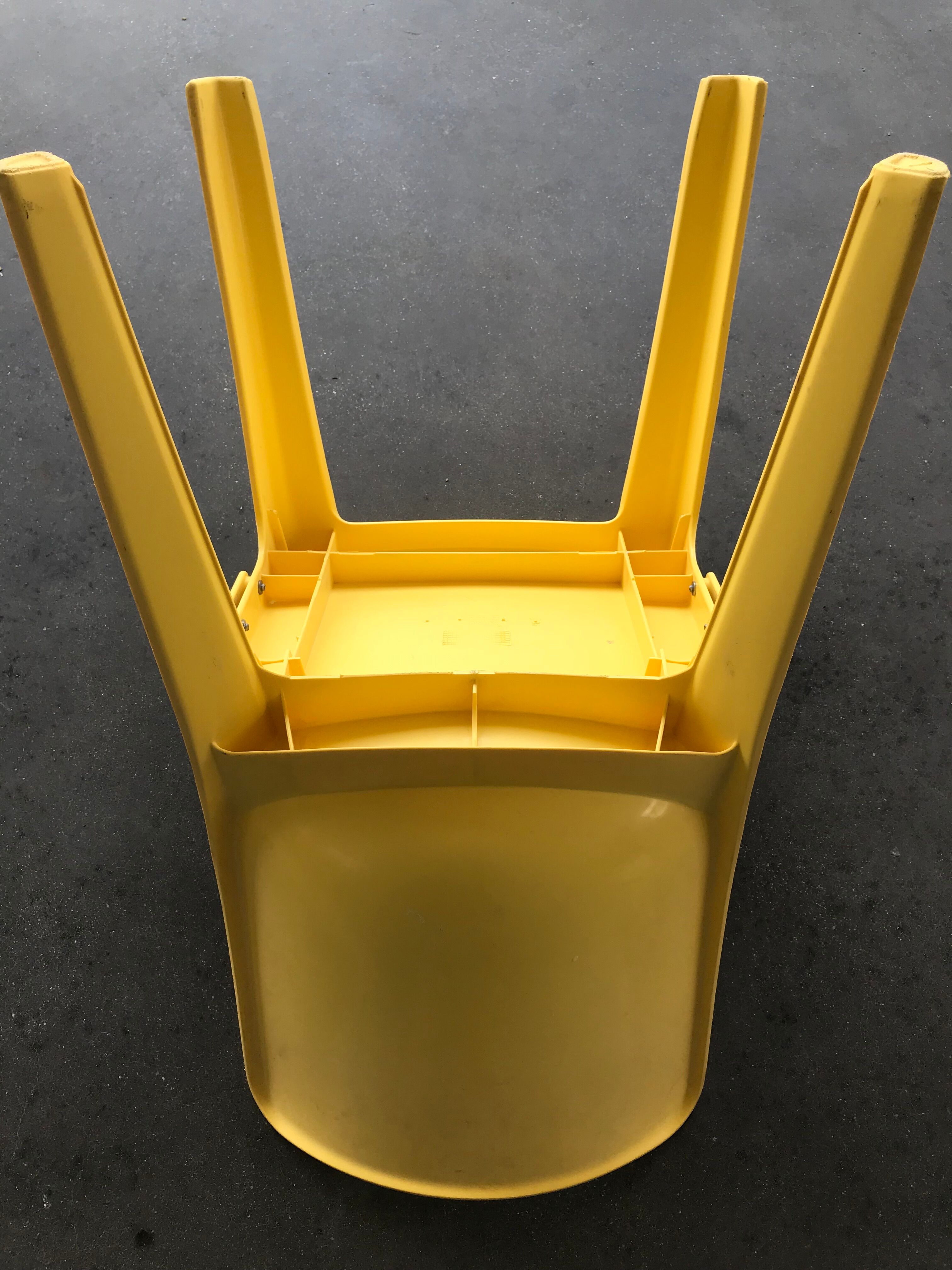 Monobloc chair Grosfillex 80's