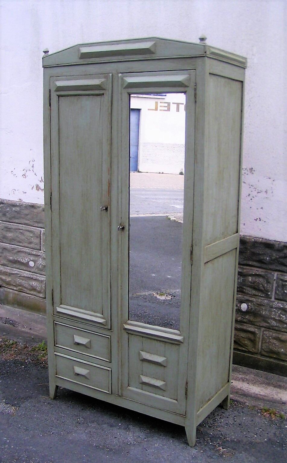 Armoire parisienne