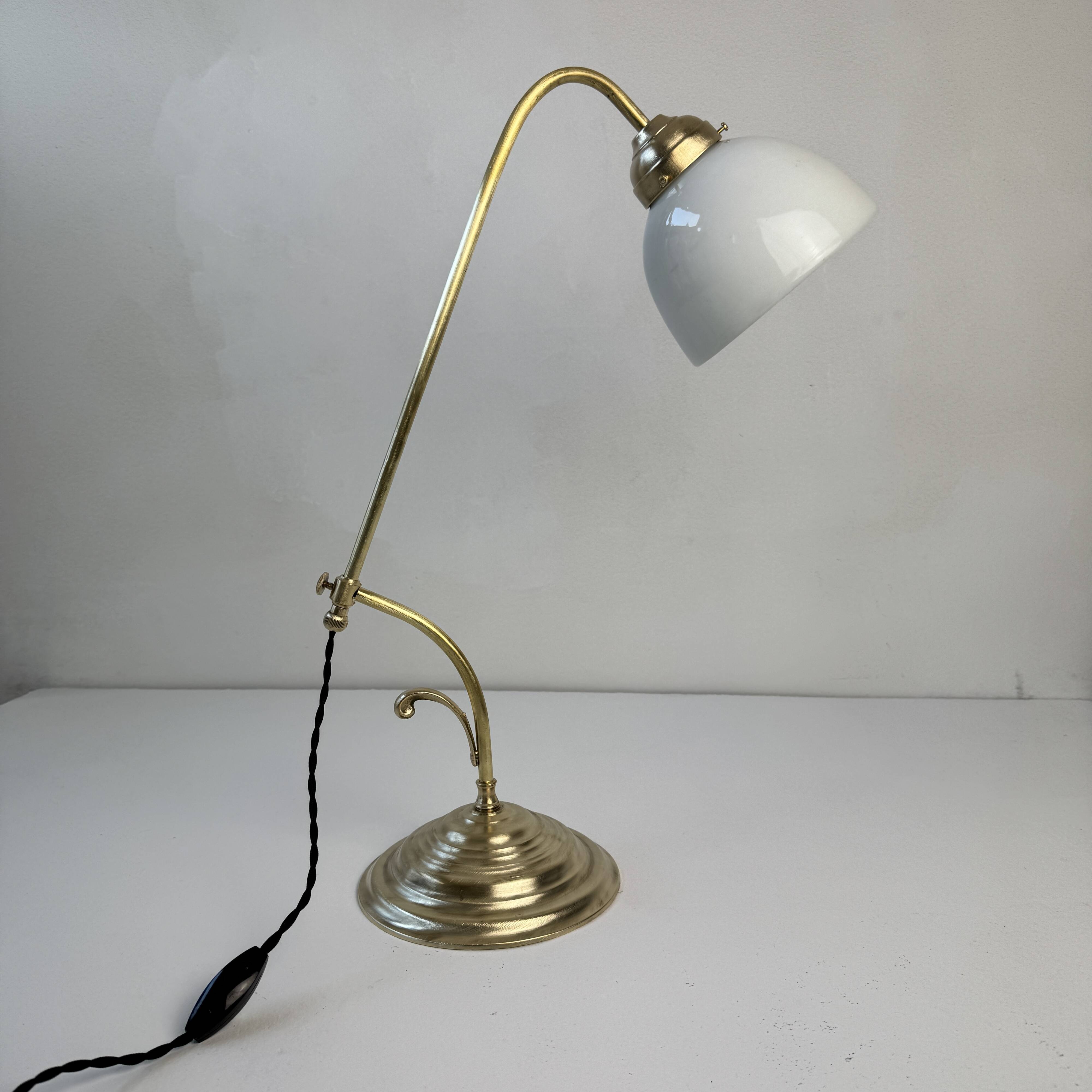 VINTAGE ARTICULATED DESK LAMP IN BRASS AND OPAL GLASS