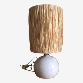 Ceramic table lamp and rafia