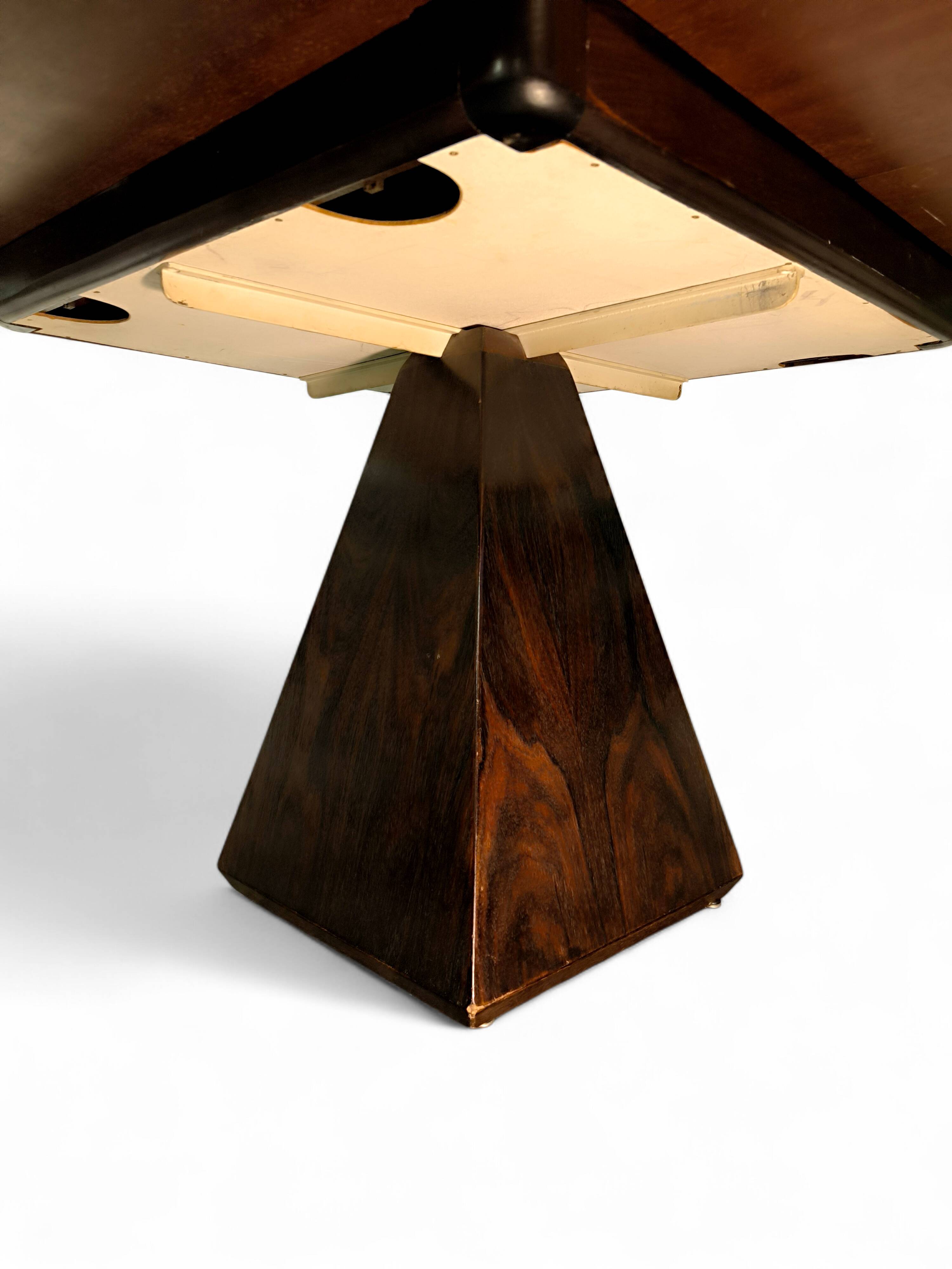 Extendable round table "Chelsea" by Vittorio Introini for Saporiti 1960