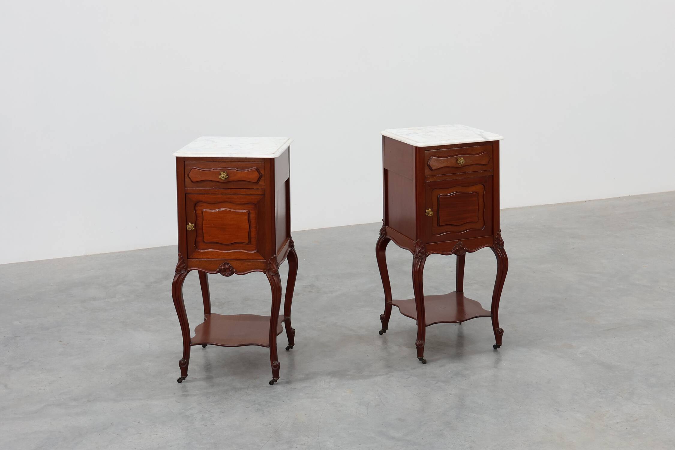 Paire de tables de nuit en noyer de style Louis XV avec des plateaux en marbre de Carrare, France