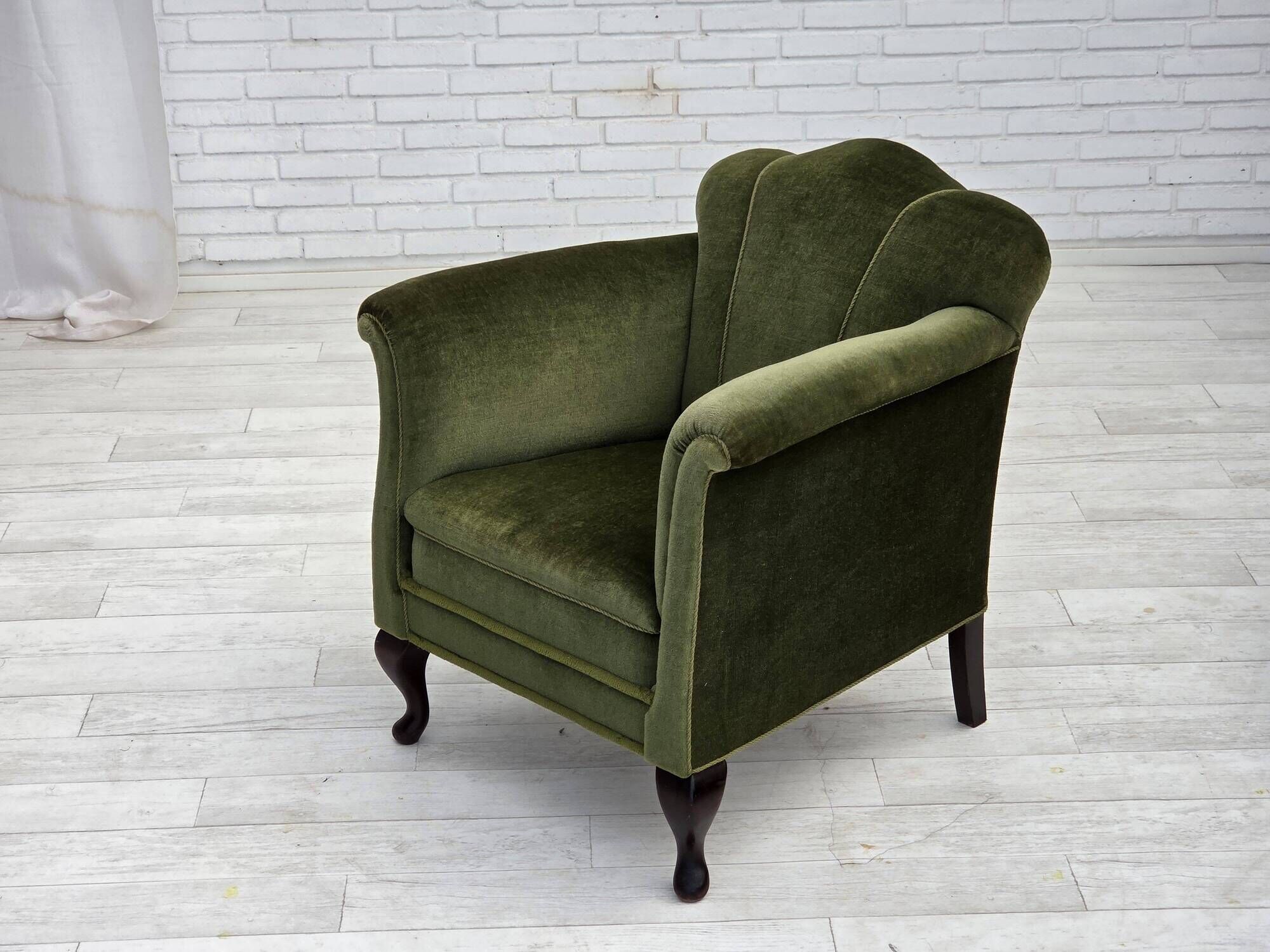 Fauteuil danois des années 1950, velours vert, pieds en frêne.