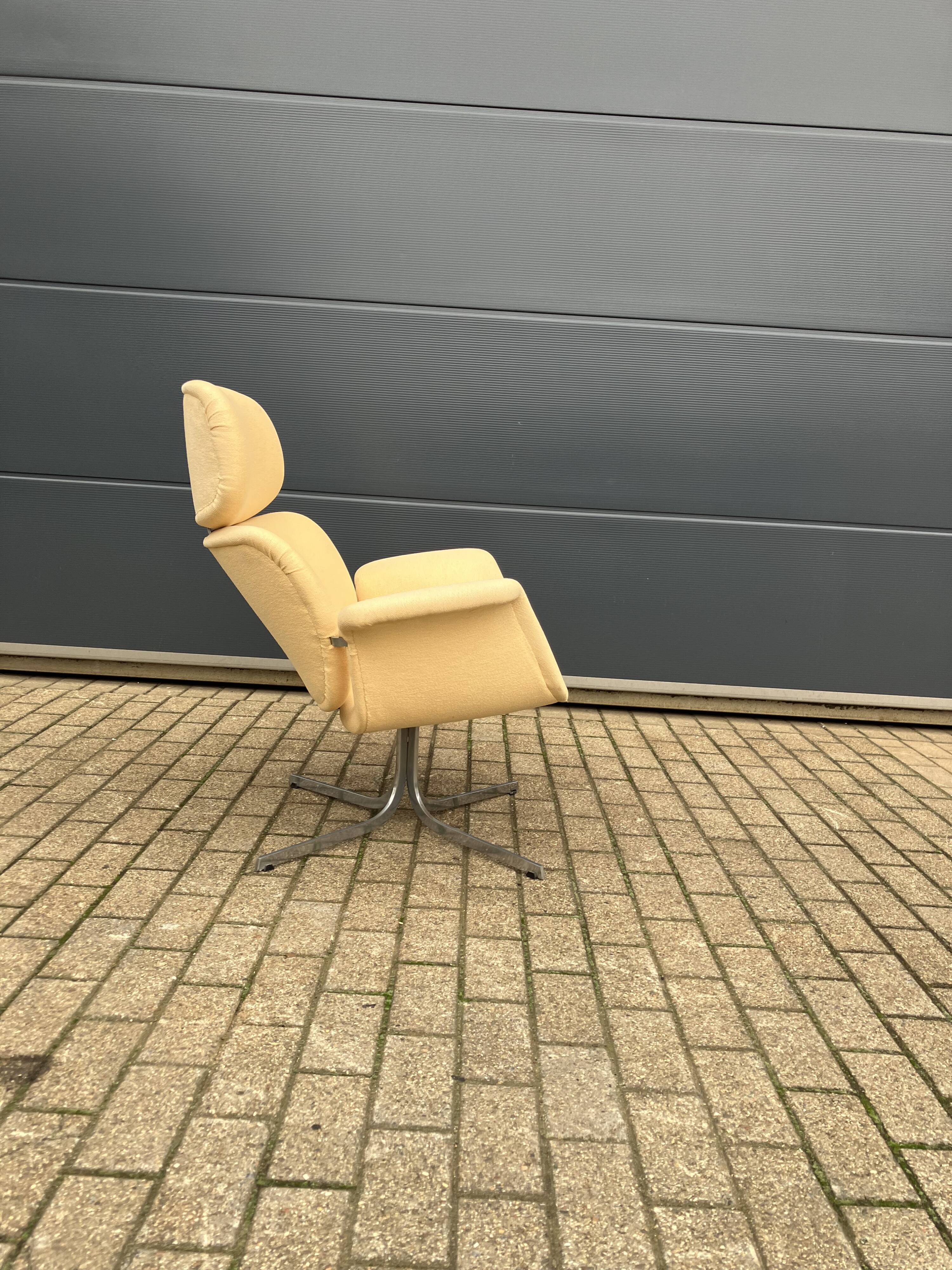 2x Artifort Big Tulip by Pierre Paulin, oud model met kruisvoet