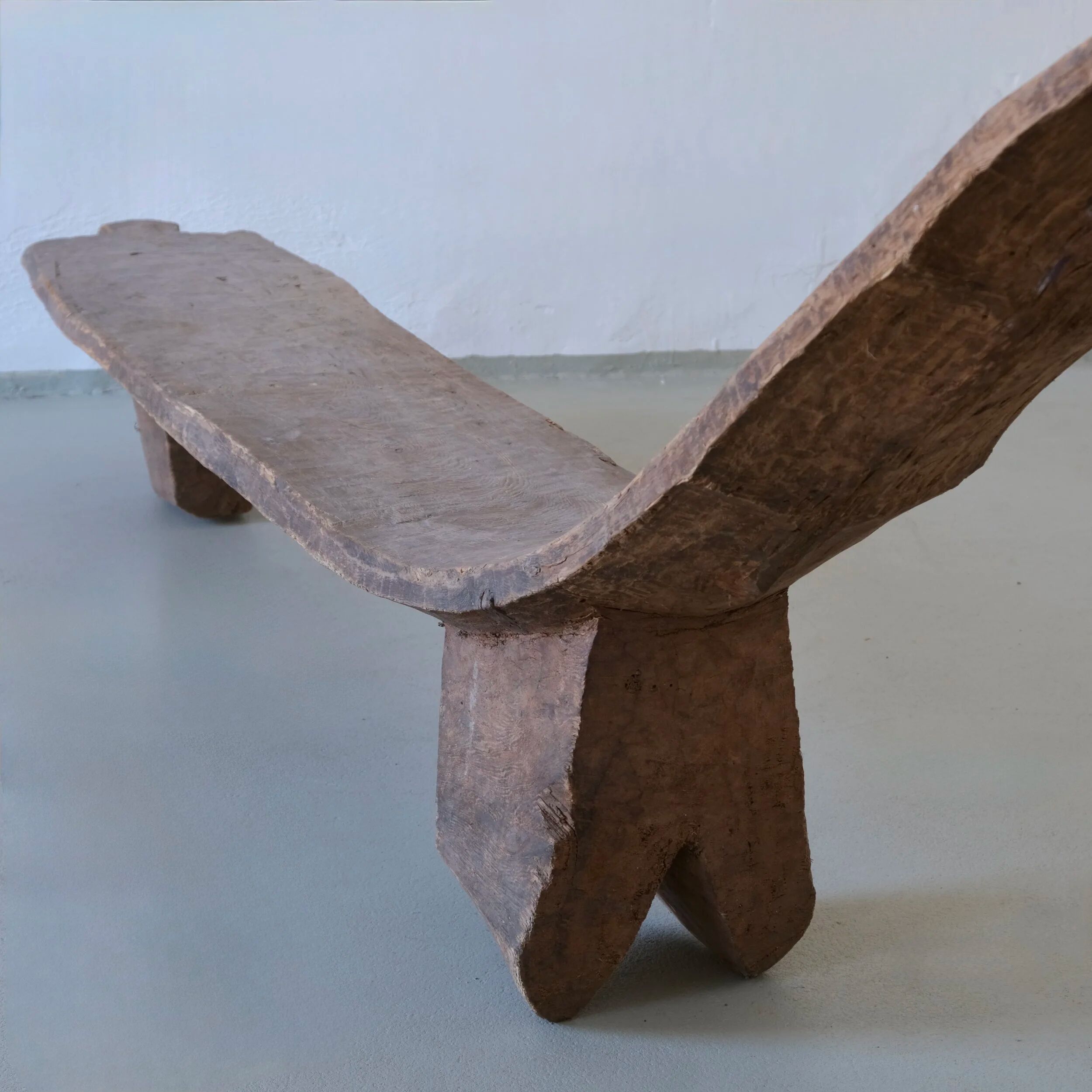 Banc africain primitif vintage en bois sculpté