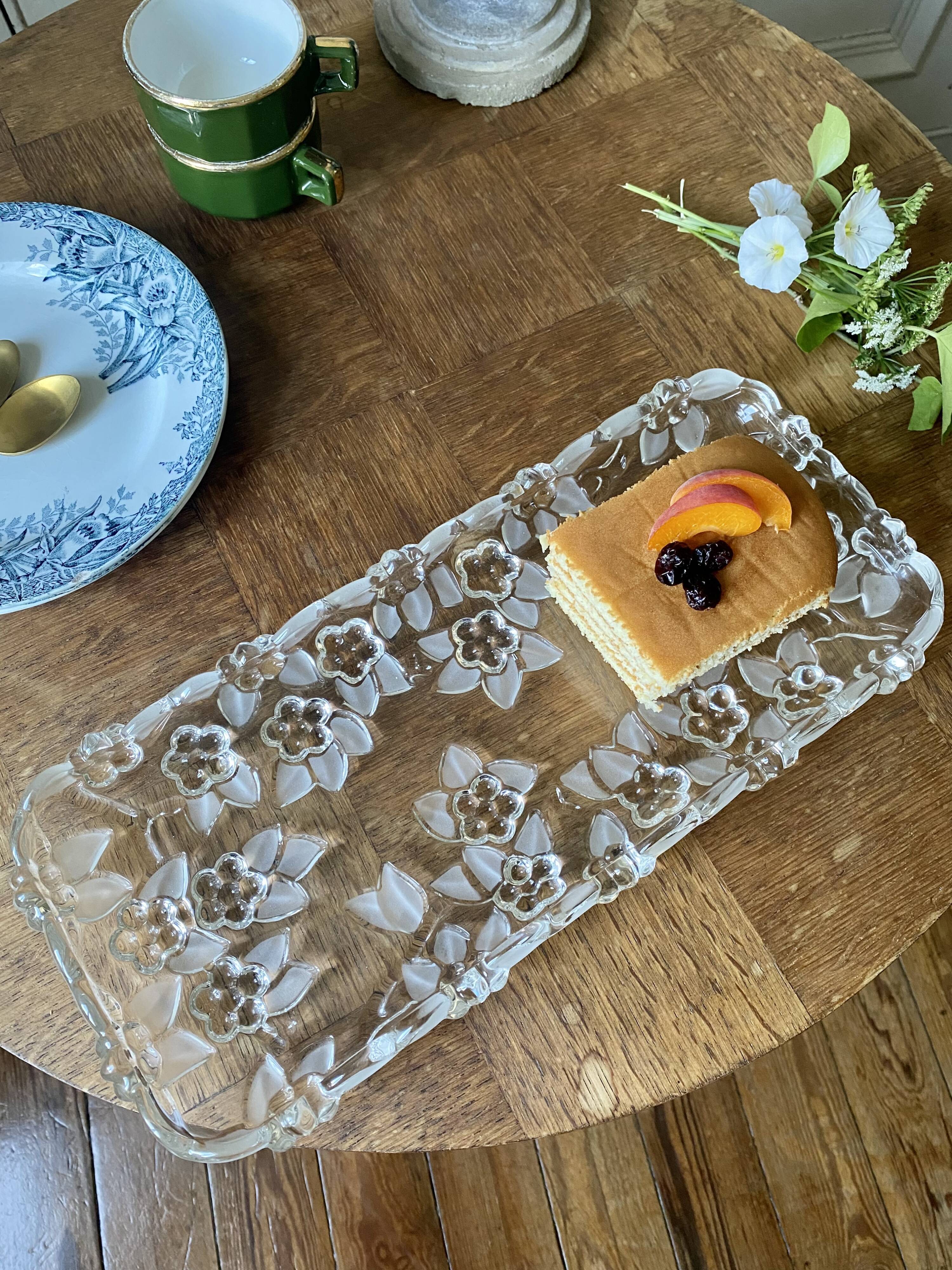 Cake dish in glass