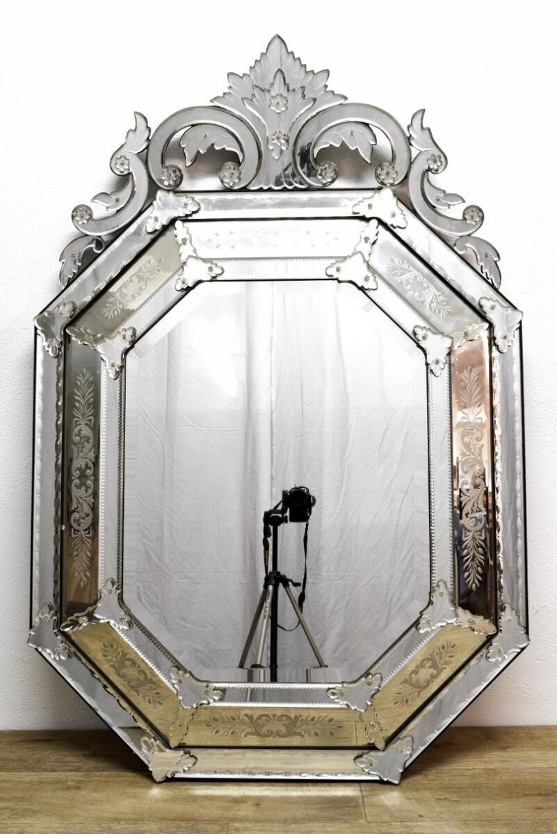 Venitien mirror with a pediment 94x138cm