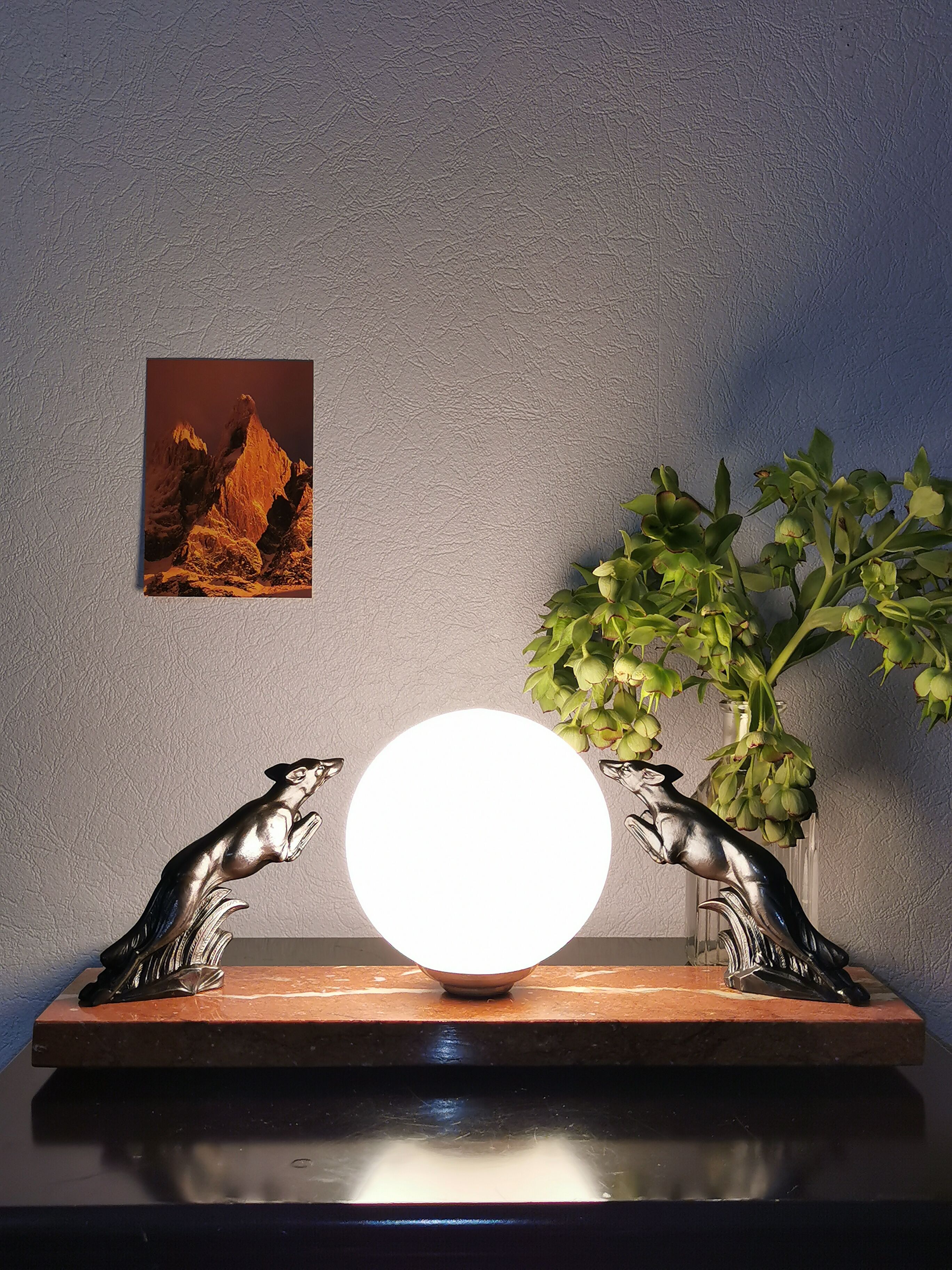 Art deco lamp, marble, globe, opaline and greyhounds in regulation, 1930