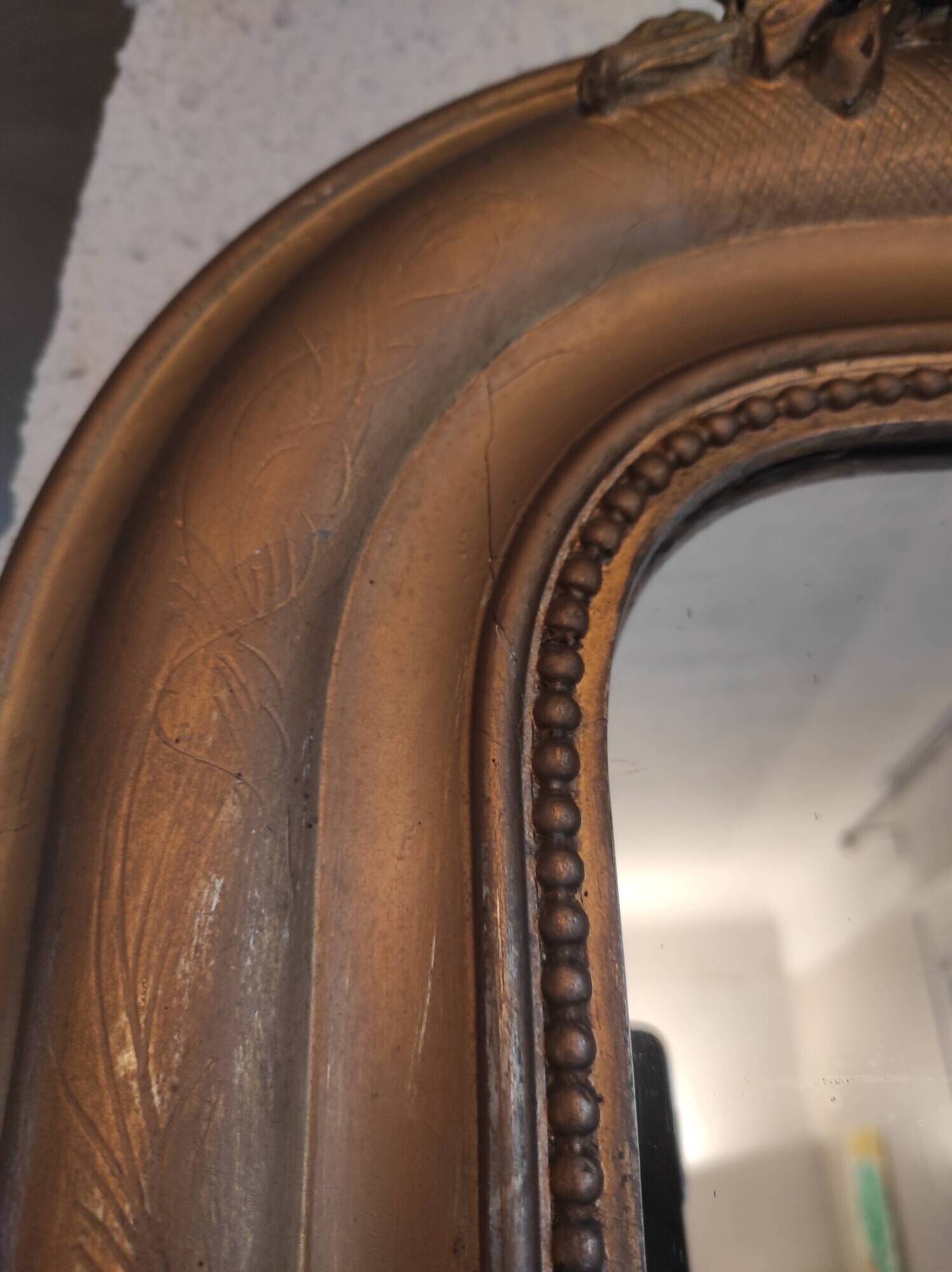 Miroir Louis Philippe de cheminée à fronton de la fin du 19e siècle en bois et stuc redoré, 115x78 cm