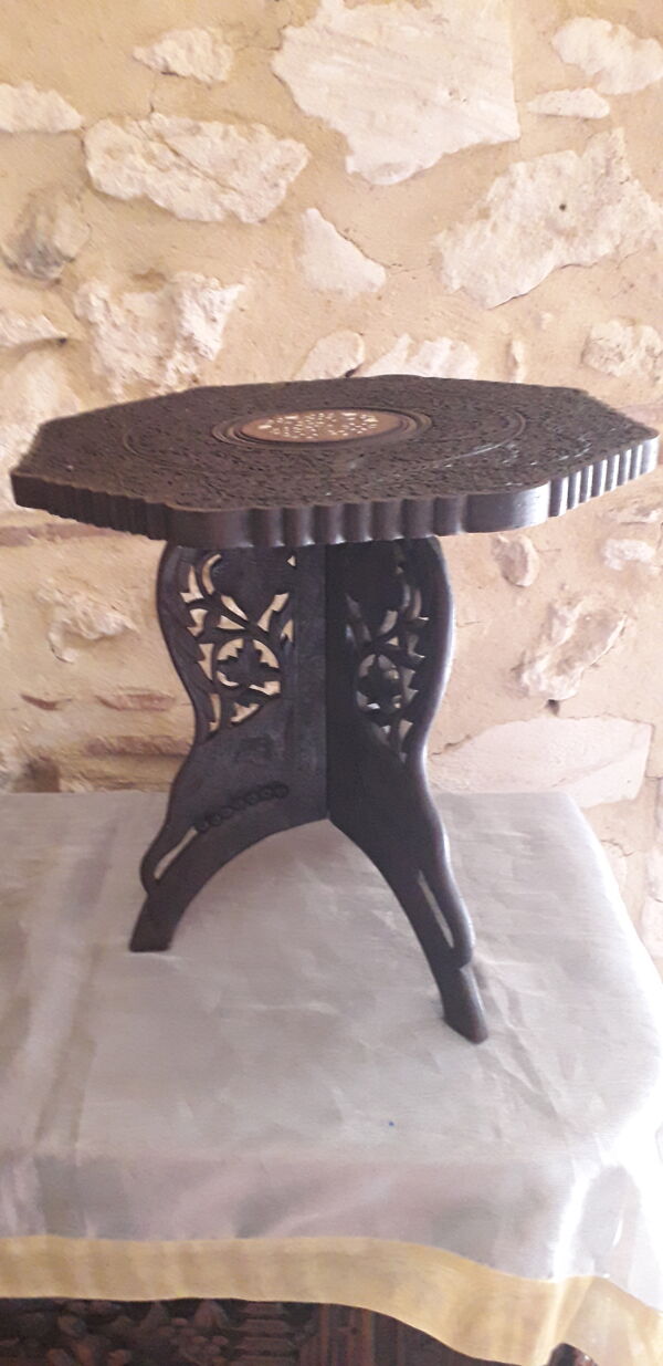 Table basse ancienne sculptée en bois de teck