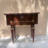 Table de chevet avec un joli décor en métal doré de style milieu de siècle.
