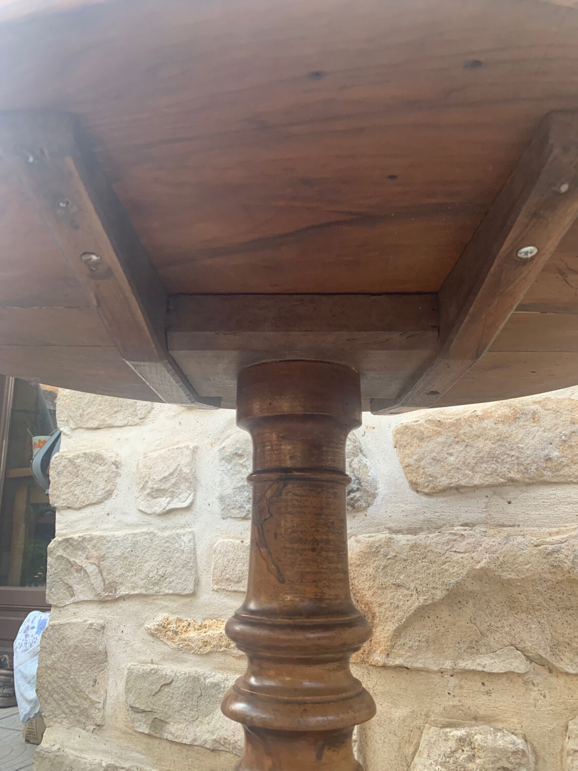 Round table tripod foot