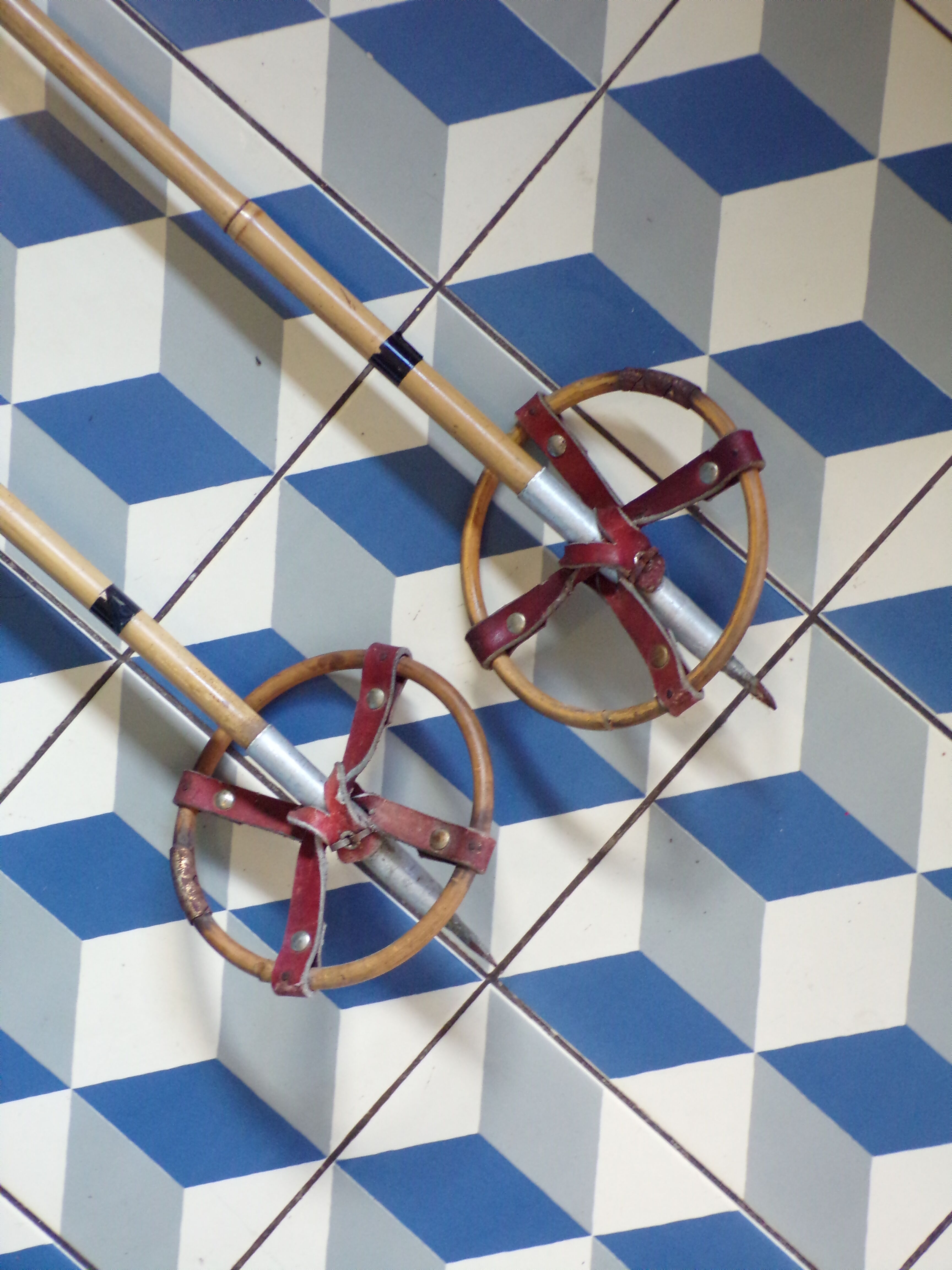 Pair of vintage ski poles in reed 125cm