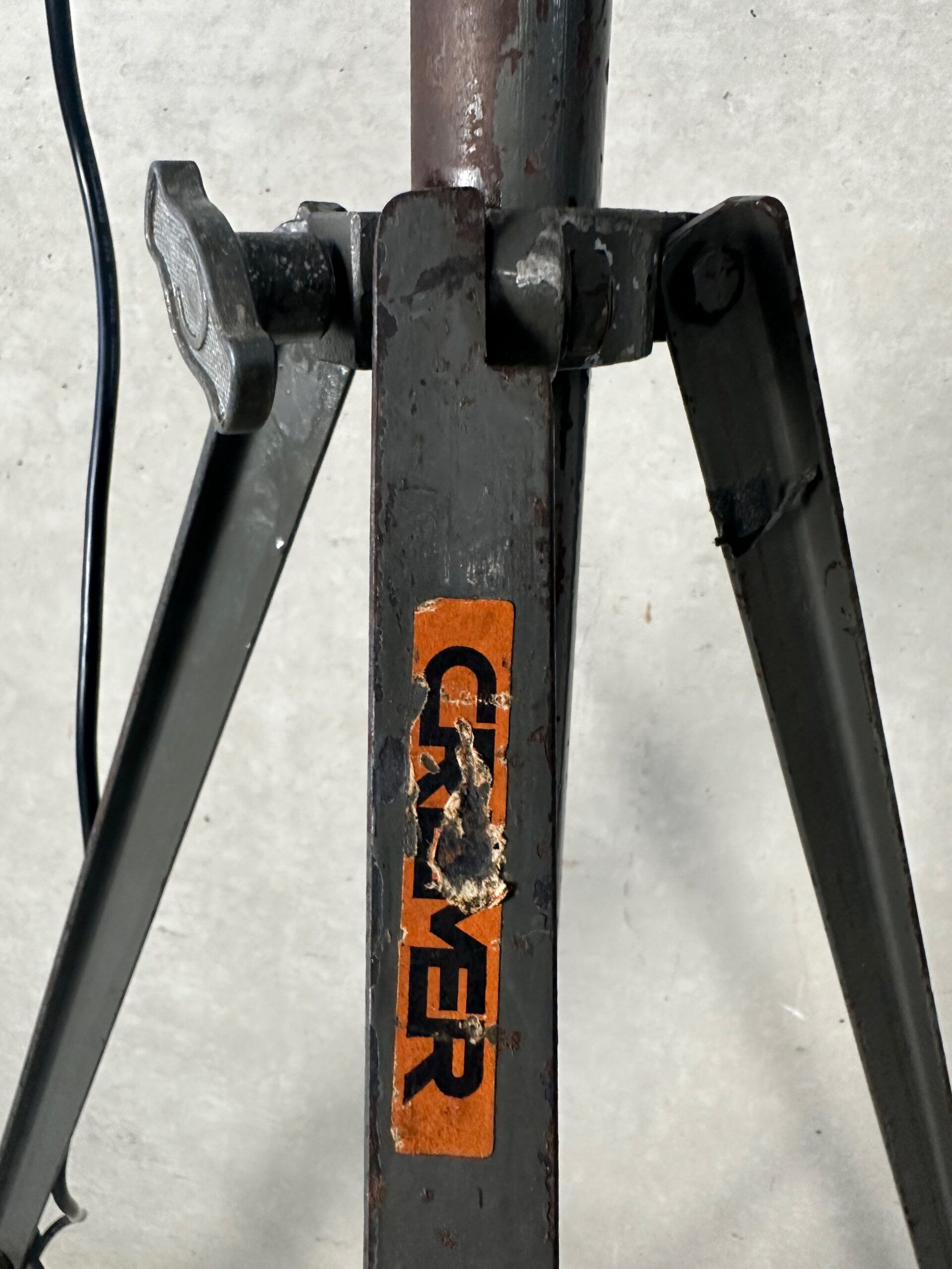 Vintage industrial theatre spotlight on tripod – Cremer