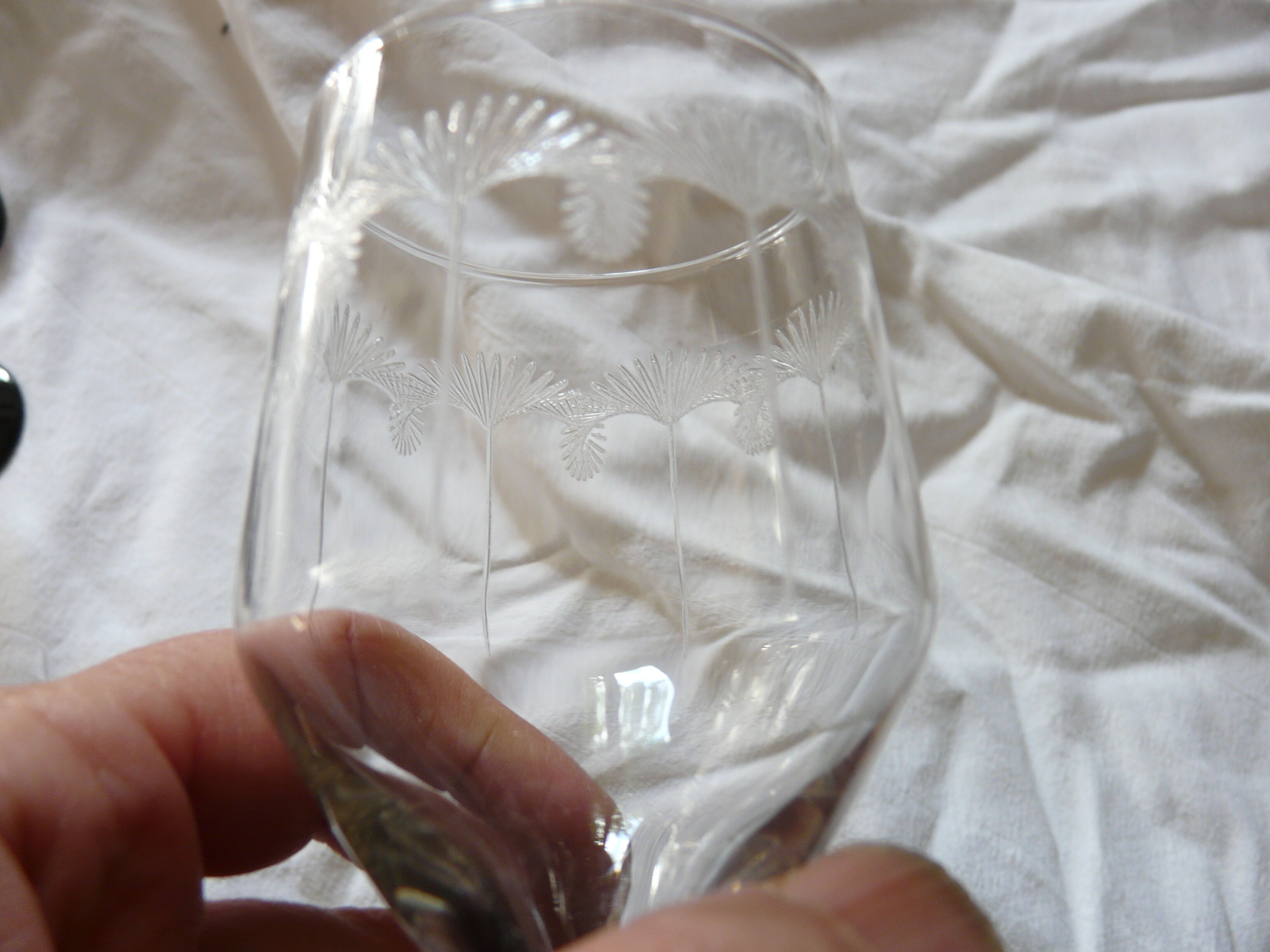 Suite of 11 glasses with engraved glass wine foot of the years 1940 colored foot