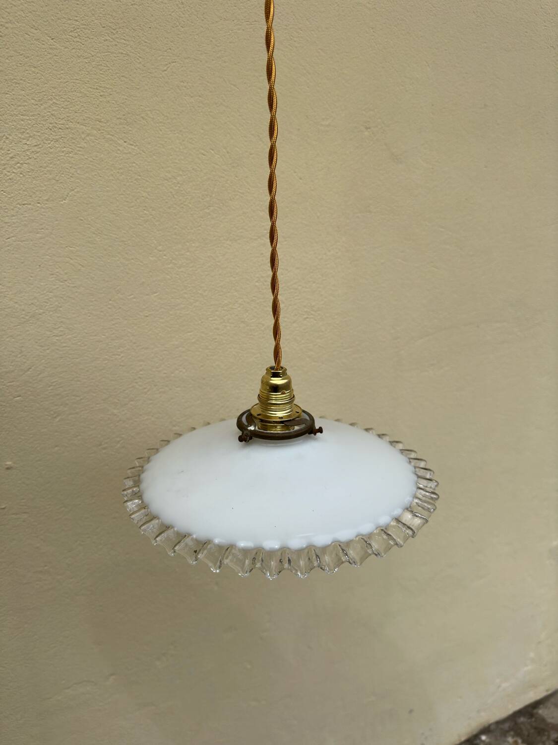Trio suspension vintage abat jour opaline ondulée fils dorés lumière ancienne