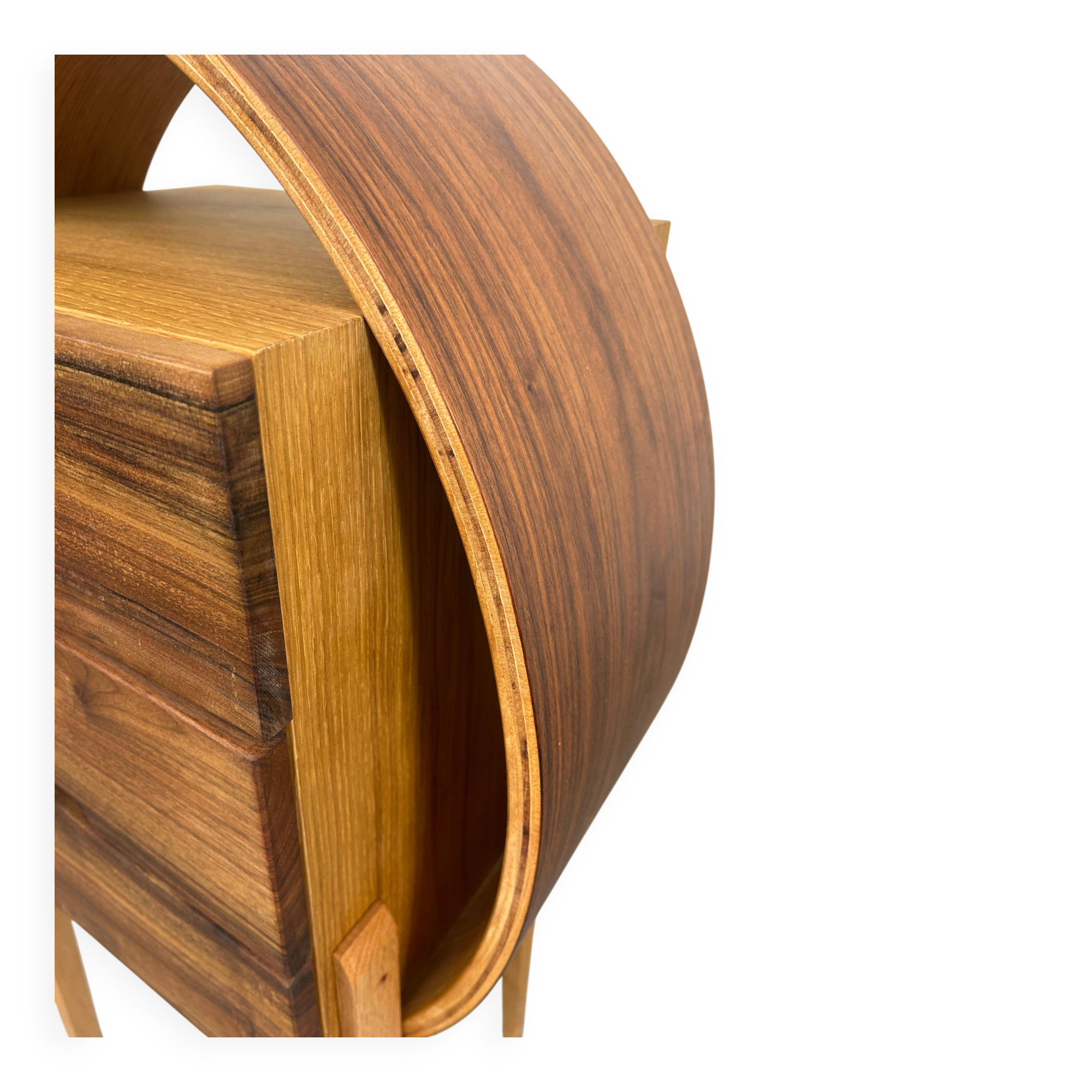 Commode ovale en bois cintré par Kreatippcci Studio