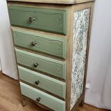 Chiffonnier relooké dans un camaïeu de vert et bleu