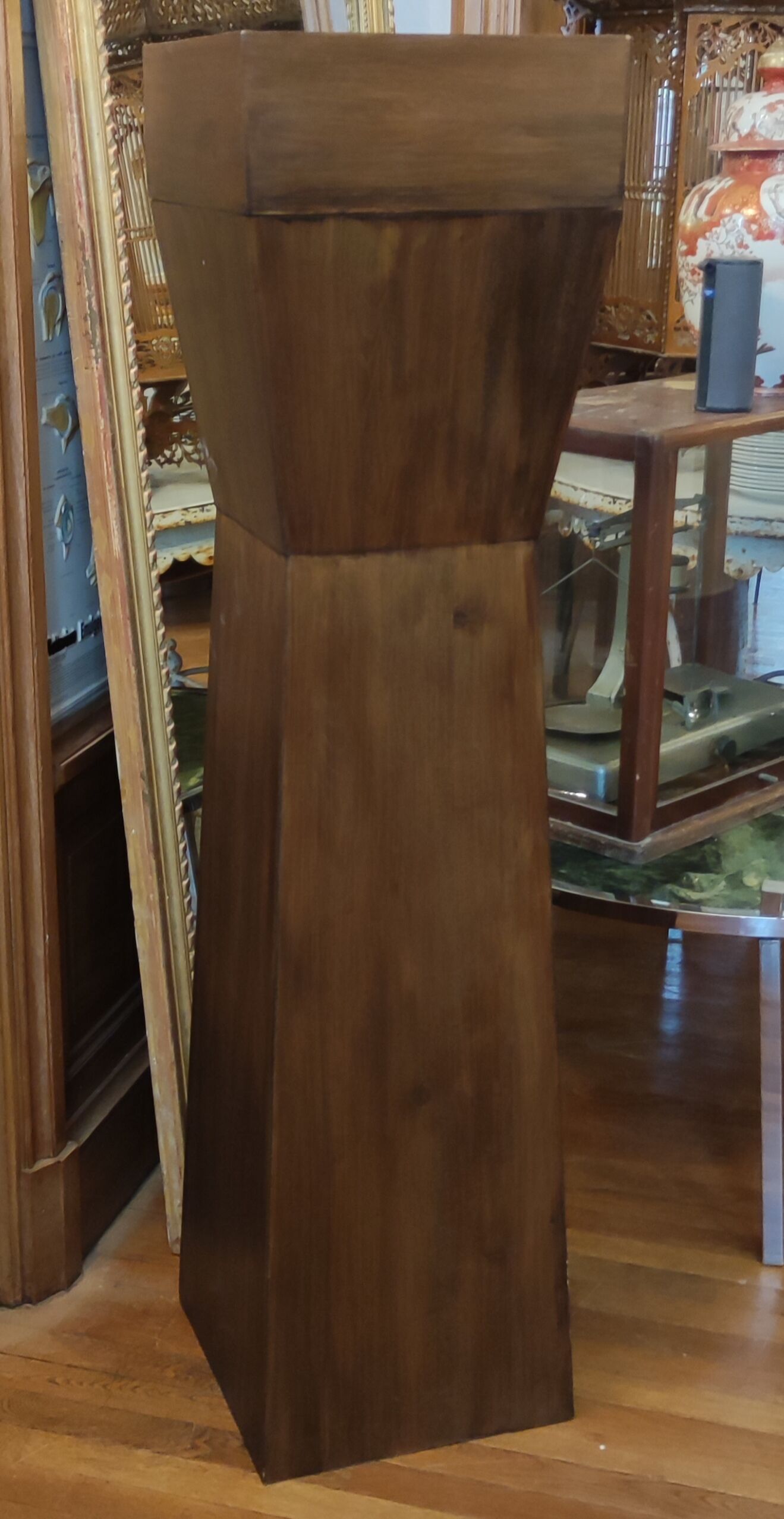 Fifth wheel conical pedestal contemporary design